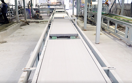 切割系統(tǒng)采用 雙端邊紅外線自動(dòng)切割